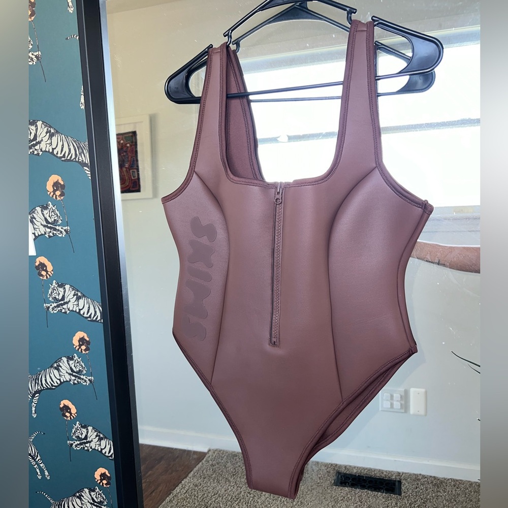 SKIMS RUBBERIZED SCUBA SWIM SCOOP NECK ONE PIECE in cocoa NWT - Picture 5 of 9